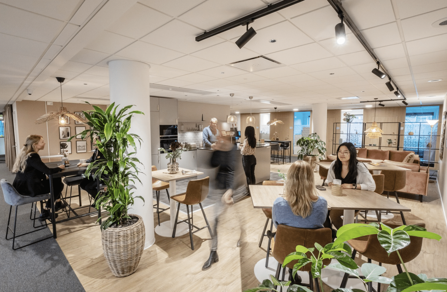 Gemensamma coworking-ytor med människor som arbetar