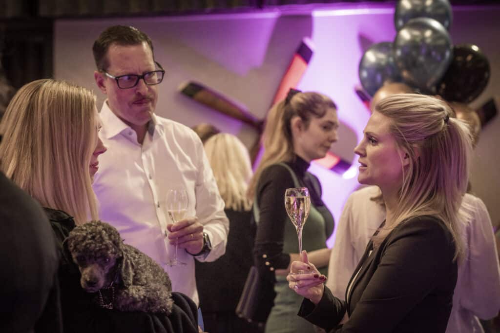 Företagare nätverkar på ett Quick Office-event
